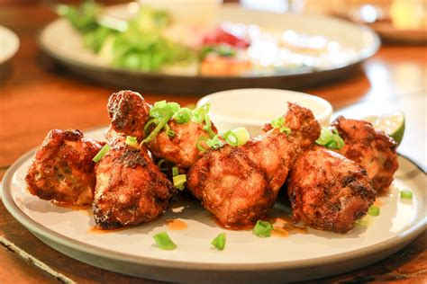  Frango com Cerveja de Hechi: Uma Sinfonia Picante de Salsas Azedas e Sabores Terrosos!