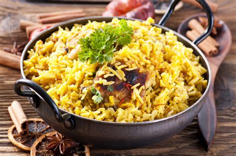 Biryani de Caranguejo: Uma Sinfonia Explosiva de Especiarias e Sabores Oceânicos!