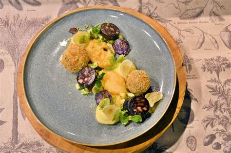  Himmel und Ääd! Uma explosão de sabores terrosos e doces no coração da cozinha tradicional de Trier