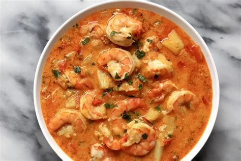  Moqueca de Camarão: Uma Sinfonia Tropical de Sabores Picantes e Cremosos em um Caldo Envolvente!