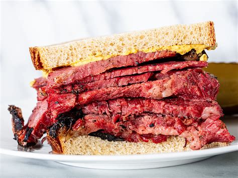  Pastrami on Rye: Uma Sinfonia de Sabores Defumados e Temperados!