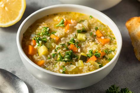  Sopa de Arroz Fuyang: Uma Sinfonia Aquosa de Grãos Aromáticos e Carne Tenra!