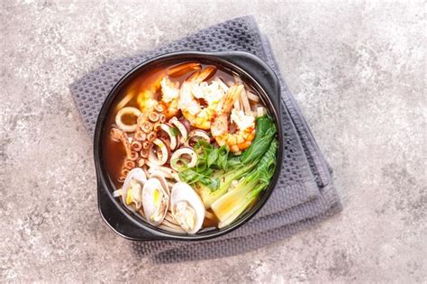  Sopa de Camarão e Vegetais Nantong: Uma Sinfonia Marítima de Sabores Picantes e Acolhedores?