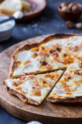  Tarte Flambée: Uma Explosão de Sabores e Texturas Rústicas em um Prato Único!